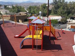 Carreaux de l'aire de jeux et chutes de carreaux cassants