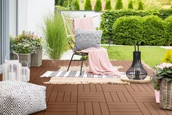 Carreaux à encliqueter avec de la pierre naturelle, du bois, du WPC ou du gazon artificiel comme couche supérieure.