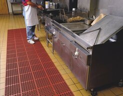 Grilles en plastique et tapis de sécurité