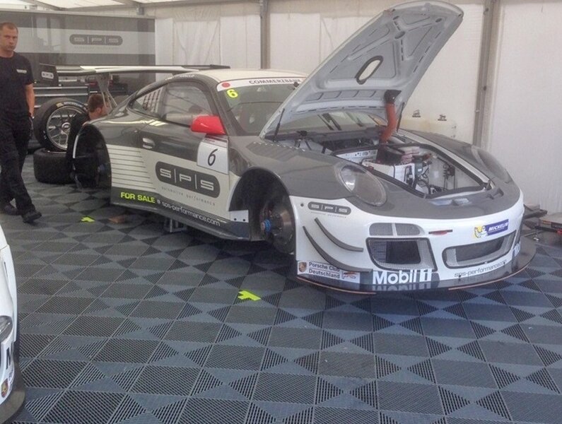 Boden im Fahrerlager