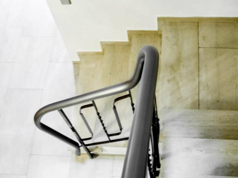 Profil&eacute;s de rampe d'escalier ronds en plastique