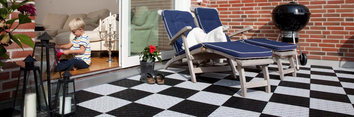 Offrez un nouveau souffle à votre balcon avec des dalles PVC clipsables